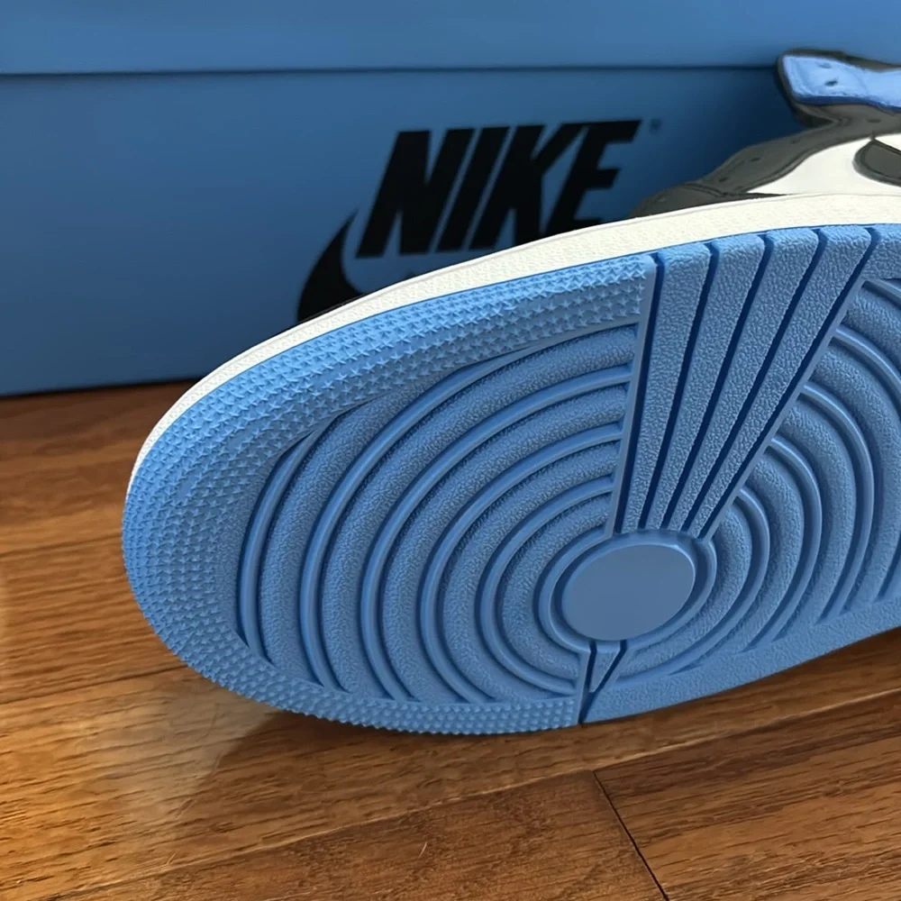 Jordan 1 UNC Sz 13 - Picture 2 of 4